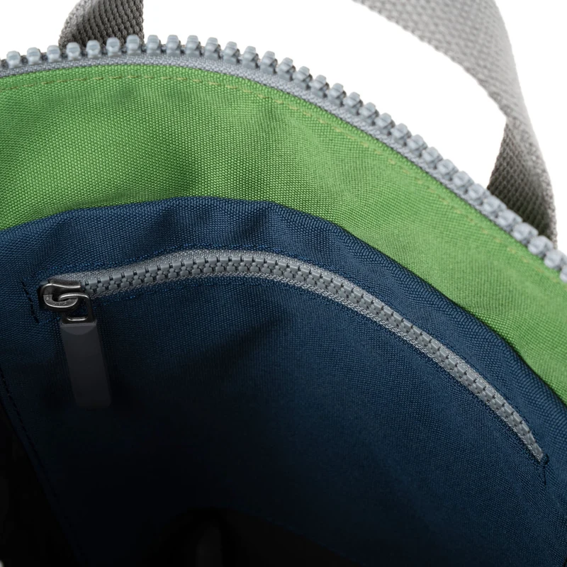 ROKA Kreativer Abfall Bantry Kleine Tasche aus recyceltem Canvas, dunkelblau/grün