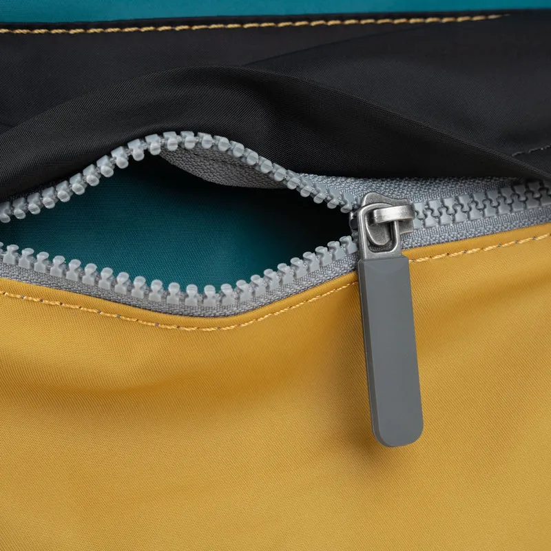 ROKA Kreativer Abfall Kennington B Medium Tasche aus recyceltem Nylon, Edition 6