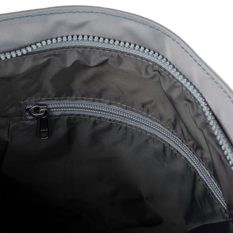 ROKA Kreativer Abfall Kennington B Medium Tasche aus recyceltem Nylon, Edition 6
