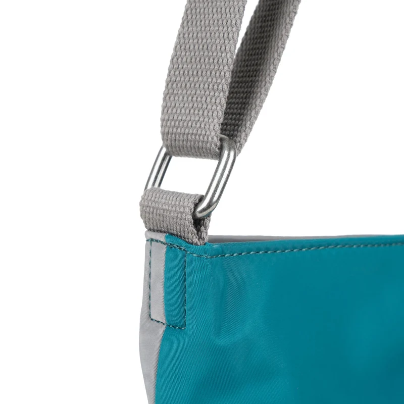 ROKA Kreativer Abfall Kennington B Medium Tasche aus recyceltem Nylon, Edition 6