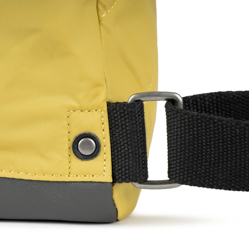 ROKA Black Label Bantry B Bamboo Kleine Tasche aus recyceltem Nylon