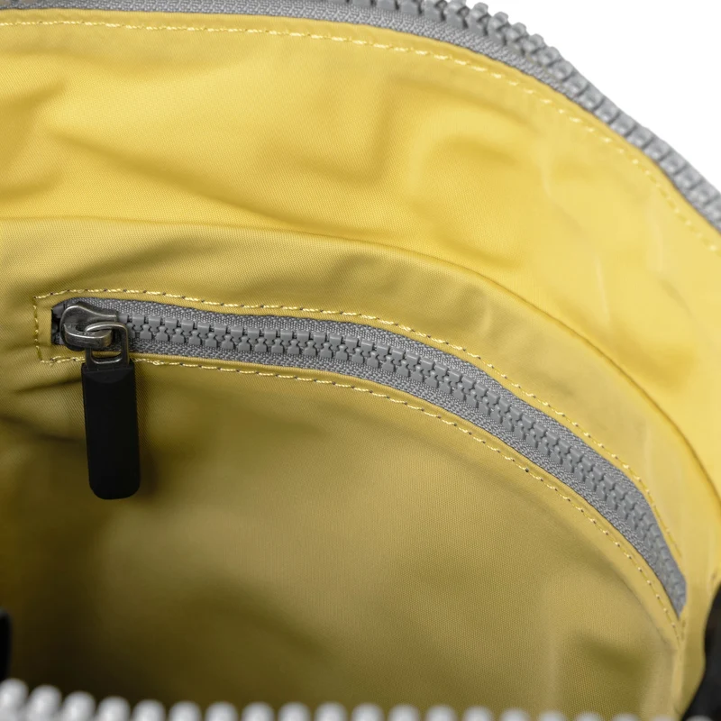 ROKA Black Label Bantry B Bamboo Kleine Tasche aus recyceltem Nylon