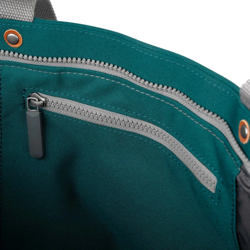 ROKA Trafalgar B Blaugrüne Tasche aus recyceltem Canvas