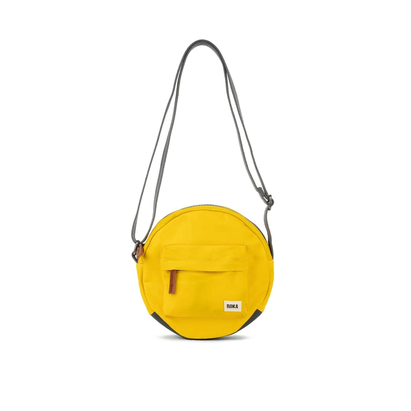 ROKA Paddington B Senffarbene kleine Tasche aus recyceltem Nylon