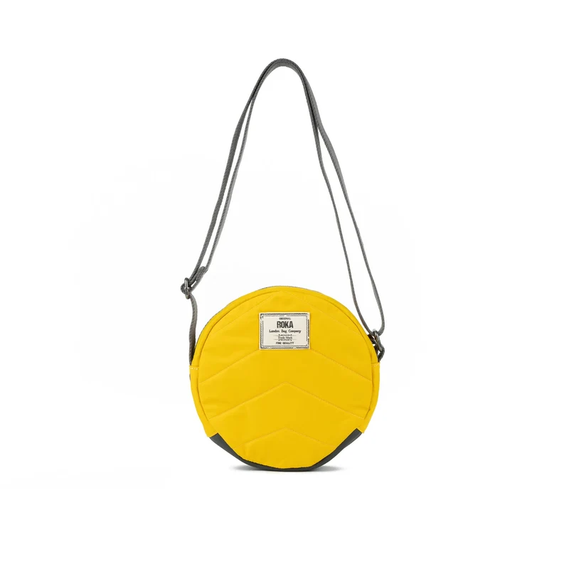 ROKA Paddington B Senffarbene kleine Tasche aus recyceltem Nylon