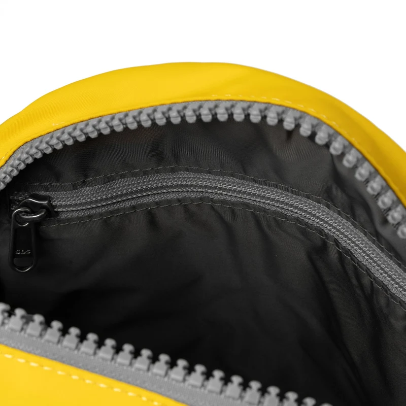 ROKA Paddington B Senffarbene kleine Tasche aus recyceltem Nylon