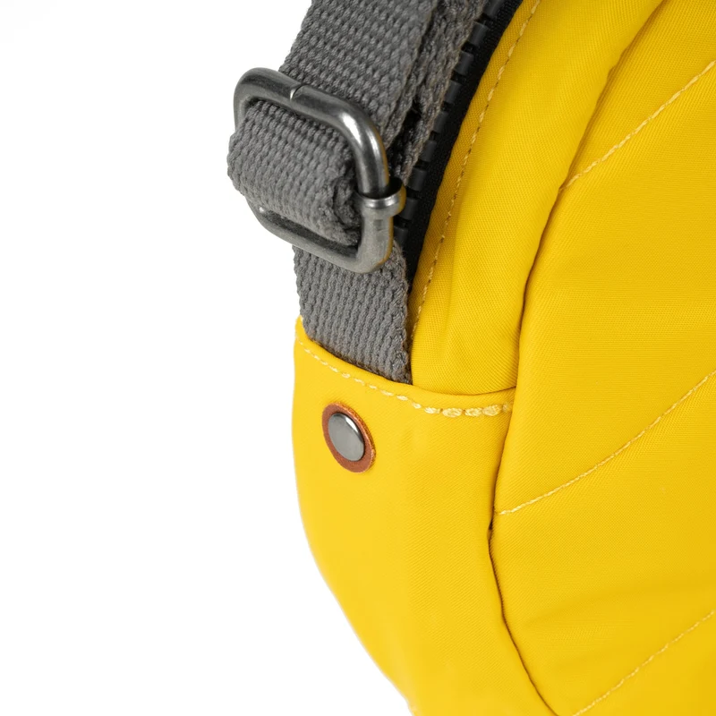 ROKA Paddington B Senffarbene kleine Tasche aus recyceltem Nylon