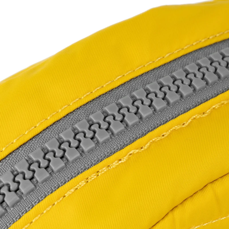 ROKA Paddington B Senffarbene kleine Tasche aus recyceltem Nylon