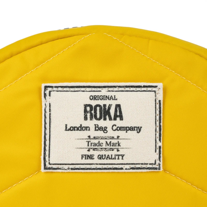 ROKA Paddington B Senffarbene kleine Tasche aus recyceltem Nylon