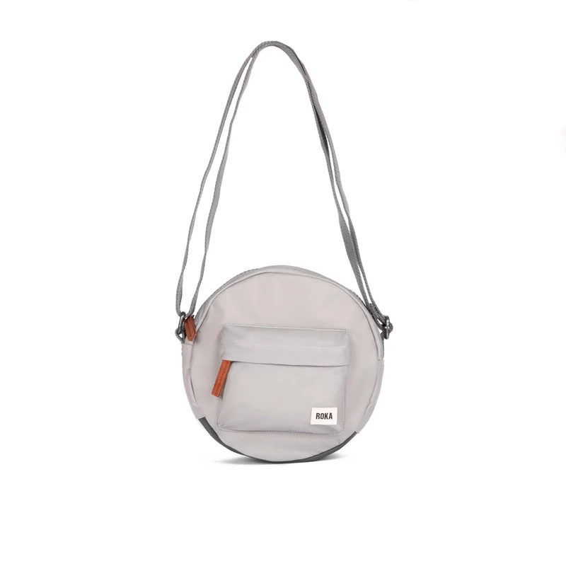 ROKA Paddington B Mist Kleine Tasche aus recyceltem Nylon