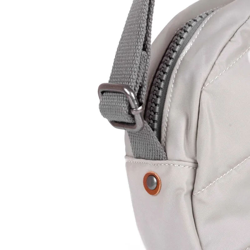 ROKA Paddington B Mist Kleine Tasche aus recyceltem Nylon