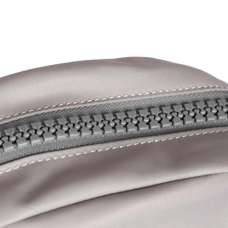 ROKA Paddington B Mist Kleine Tasche aus recyceltem Nylon