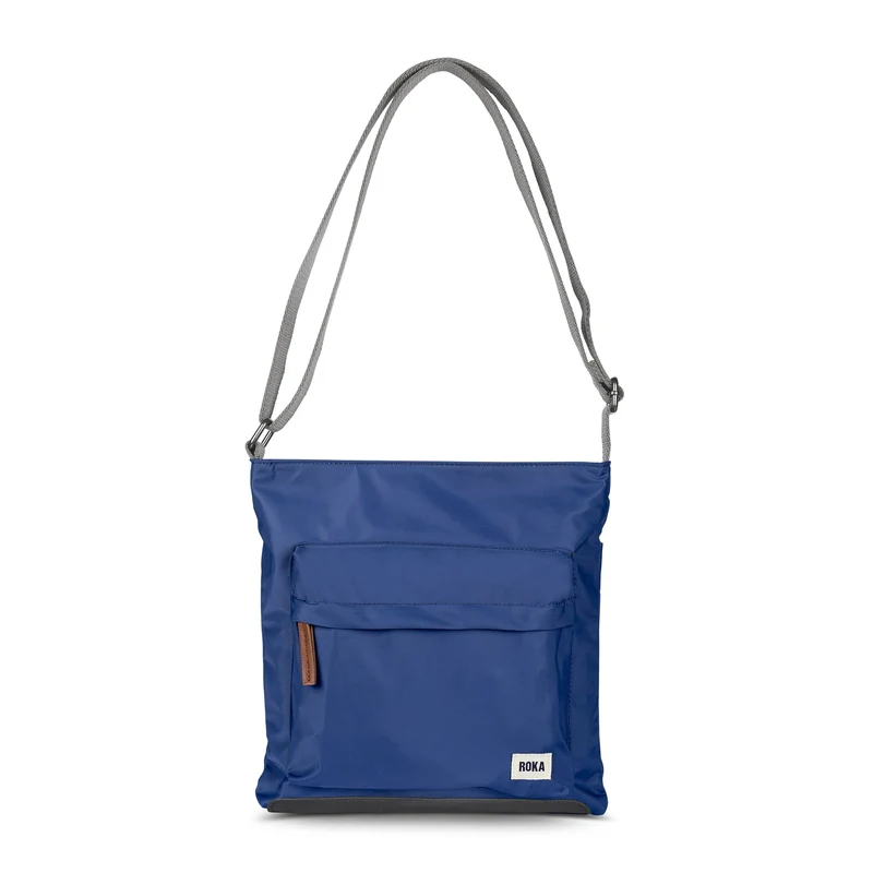 ROKA Kennington B Mittelgroße Tasche aus recyceltem Nylon, Farbe: Burnt Blue