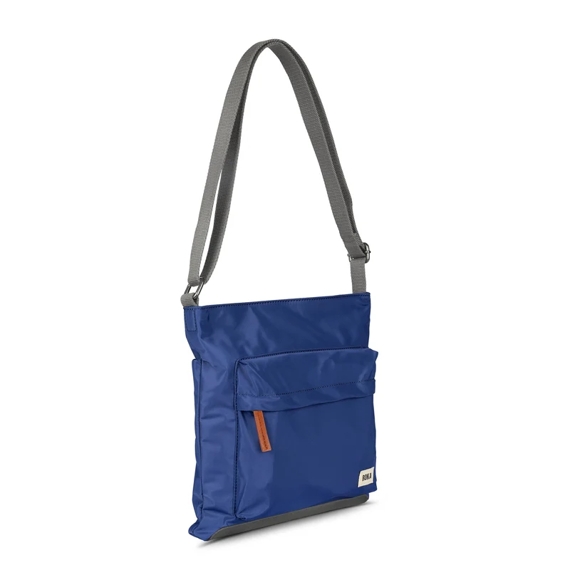 ROKA Kennington B Mittelgroße Tasche aus recyceltem Nylon, Farbe: Burnt Blue