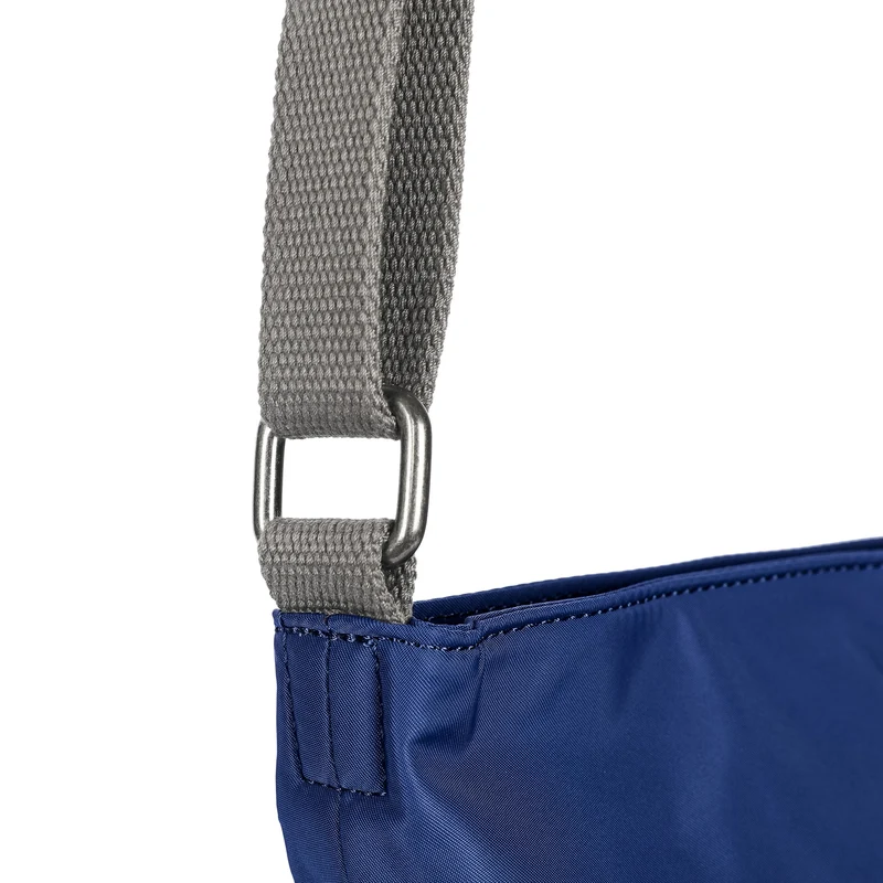 ROKA Kennington B Mittelgroße Tasche aus recyceltem Nylon, Farbe: Burnt Blue