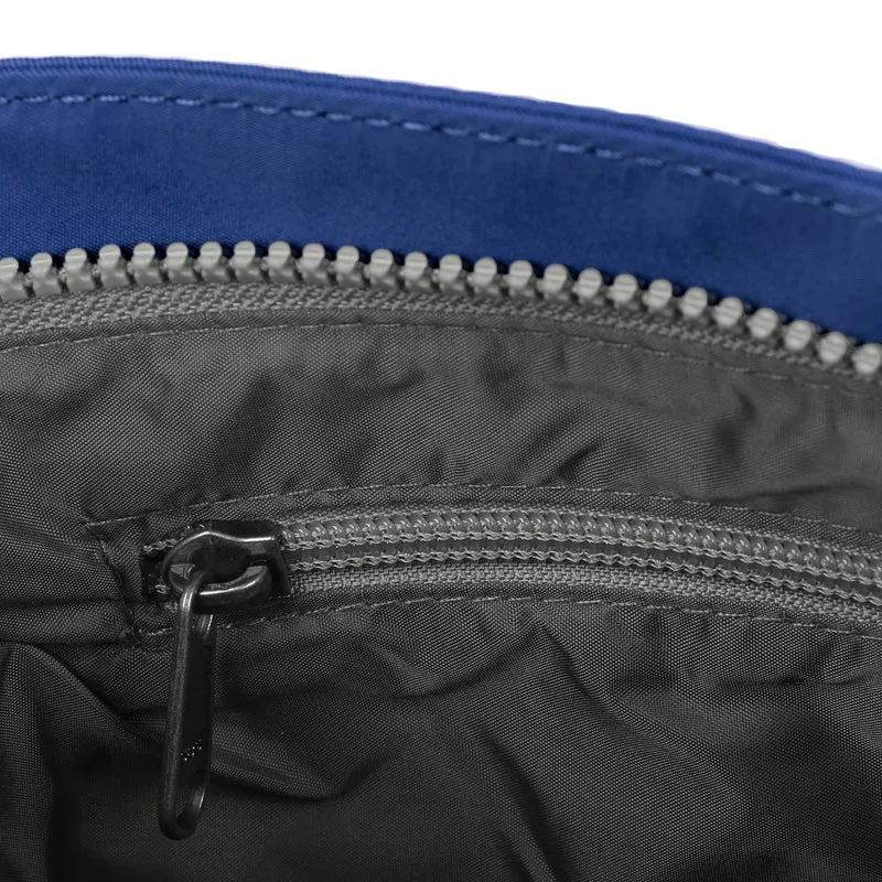 ROKA Kennington B Mittelgroße Tasche aus recyceltem Nylon, Farbe: Burnt Blue
