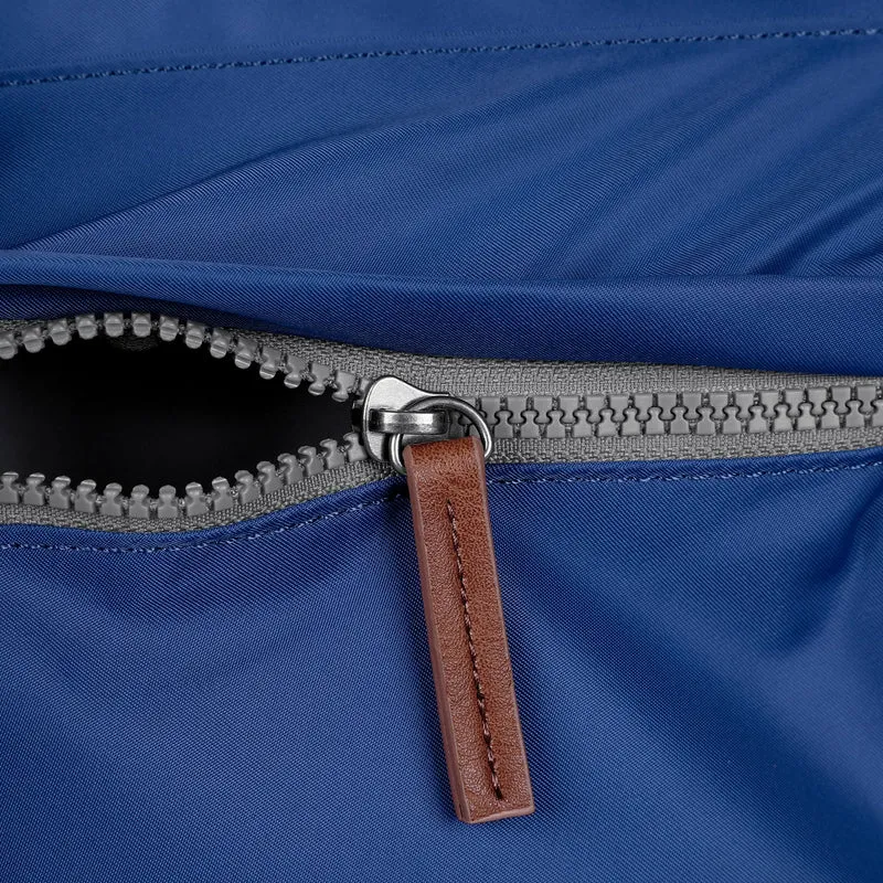 ROKA Kennington B Mittelgroße Tasche aus recyceltem Nylon, Farbe: Burnt Blue