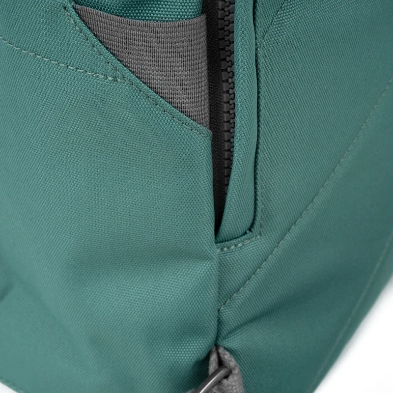 ROKA Finchley Eine mittelgroße Tasche aus recyceltem Canvas in Salbeigrün