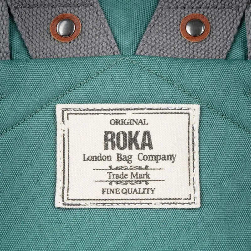 ROKA Finchley Eine mittelgroße Tasche aus recyceltem Canvas in Salbeigrün