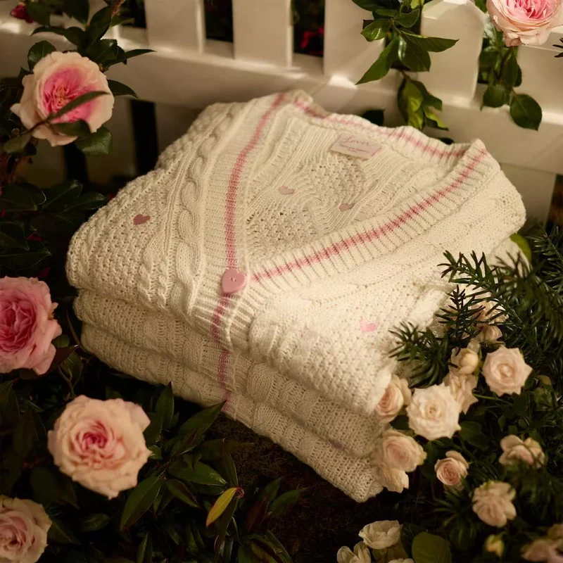 Damen nan grob gestrickter V-Ausschnitt-Cardigan mit Herzapplikationen und dekorativen Herzknöpfen Drune