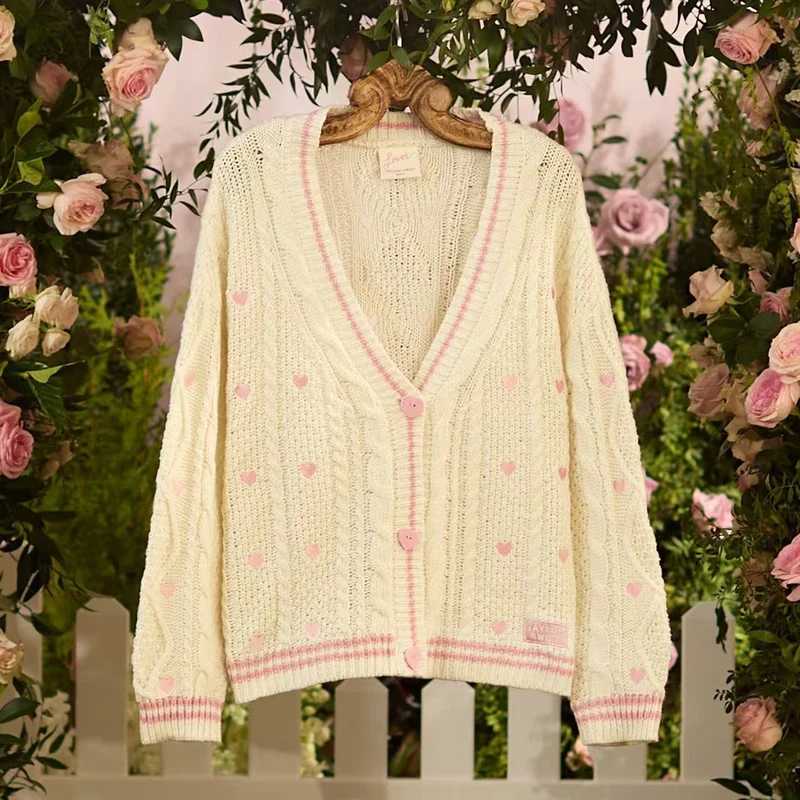 Damen nan grob gestrickter V-Ausschnitt-Cardigan mit Herzapplikationen und dekorativen Herzknöpfen Drune