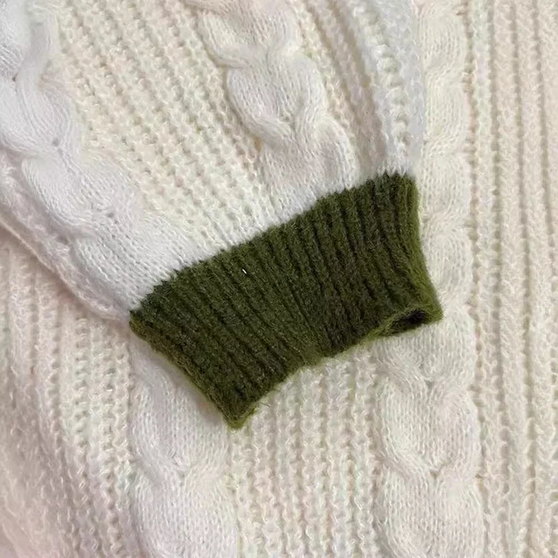 Damen nan gestrickter Oversize-Cardigan mit Zopfmuster, V-Ausschnitt, Knopfleiste und floraler Ärmelstickerei Drune