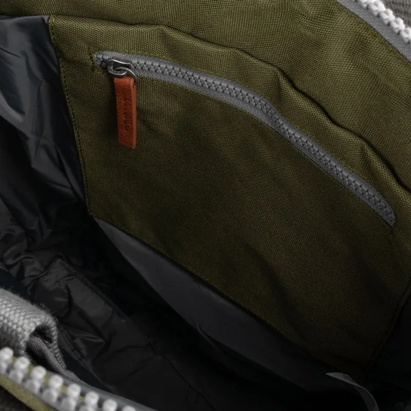 ROKA Bantry B Moss Kleine Tasche aus recyceltem Canvas