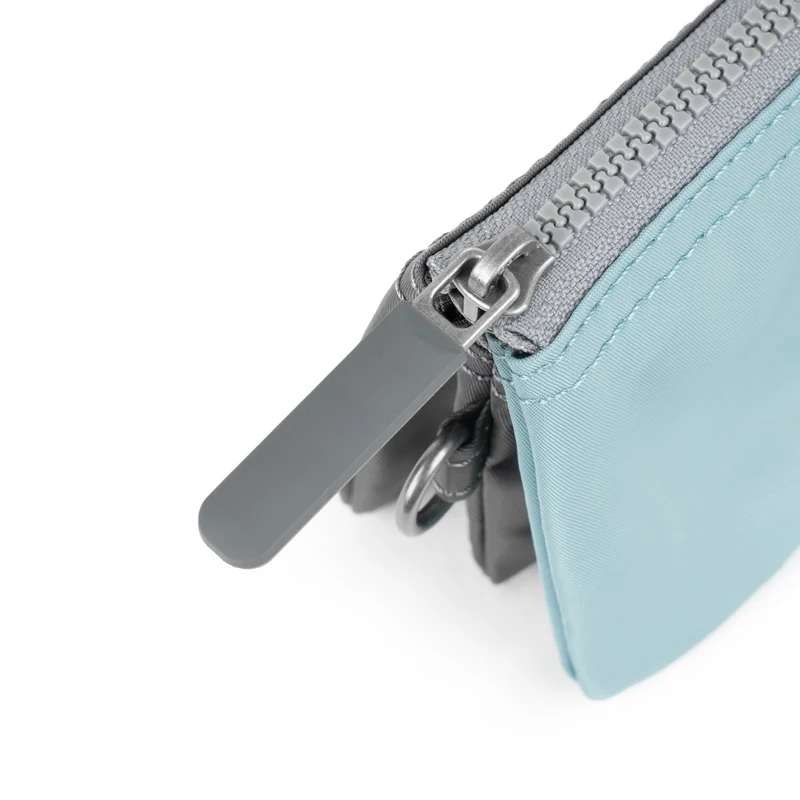 ROKA Kreativer Abfall Carnaby Kleine Geldbörse aus recyceltem Nylon, Graphit/Minze