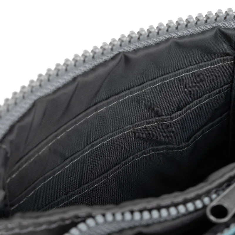 ROKA Kreativer Abfall Carnaby Kleine Geldbörse aus recyceltem Nylon, Graphit/Minze