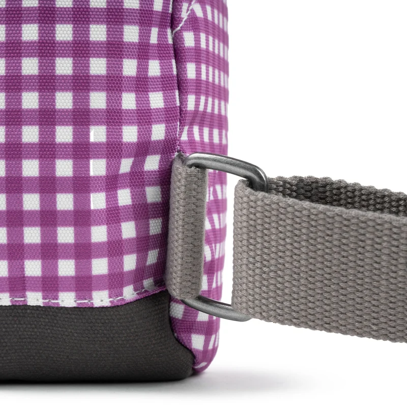 ROKA Bantry Kleine Tasche aus recyceltem Canvas mit lila Vichy-Karo