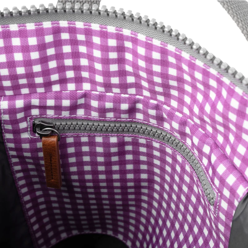 ROKA Bantry Kleine Tasche aus recyceltem Canvas mit lila Vichy-Karo
