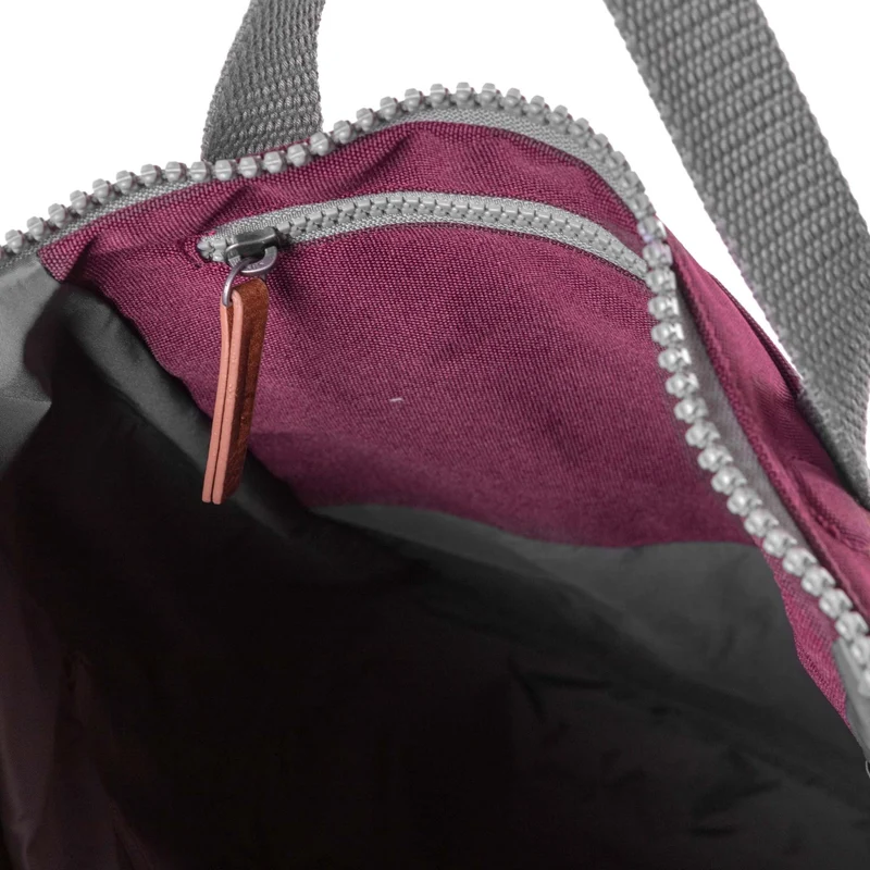 ROKA Finchley Eine mittelgroße Tasche aus recyceltem Canvas in Sienna-Farbe