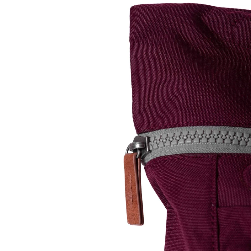 ROKA Finchley Eine mittelgroße Tasche aus recyceltem Canvas in Sienna-Farbe