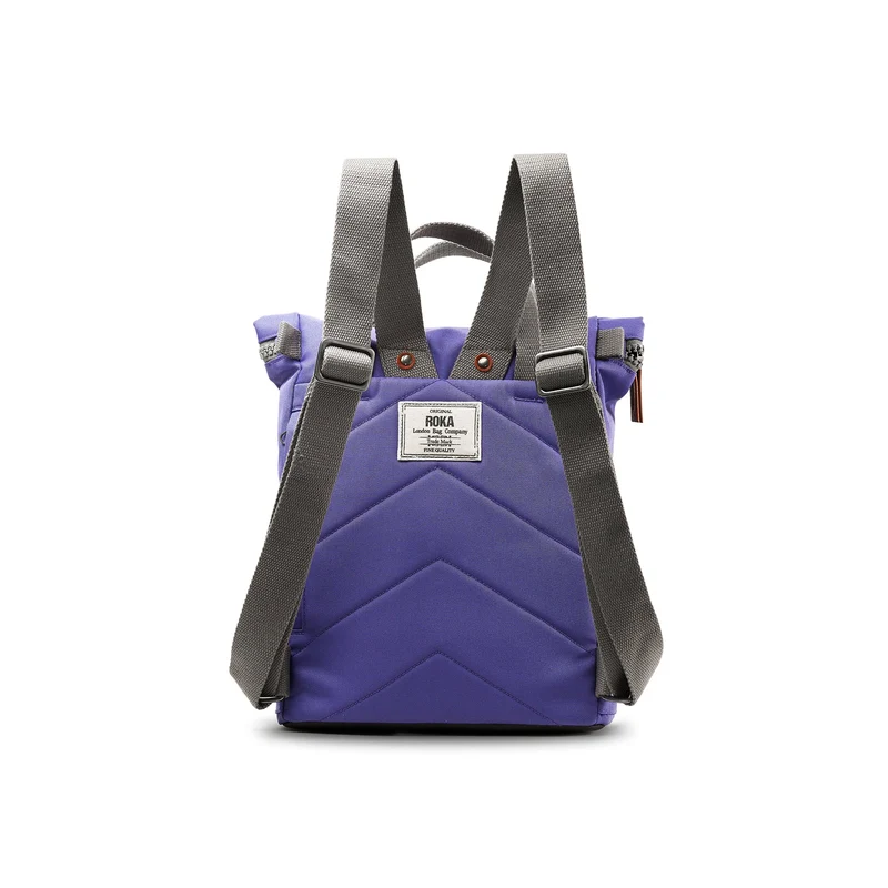 ROKA Finchley Eine kleine Tasche aus recyceltem Canvas von Peri Purple