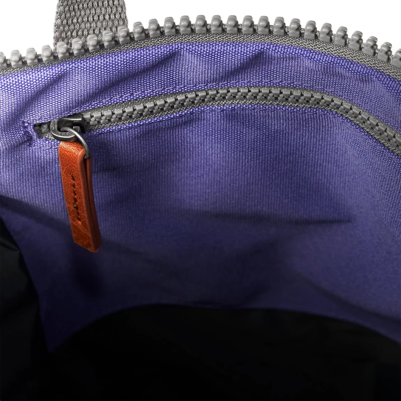 ROKA Finchley Eine kleine Tasche aus recyceltem Canvas von Peri Purple