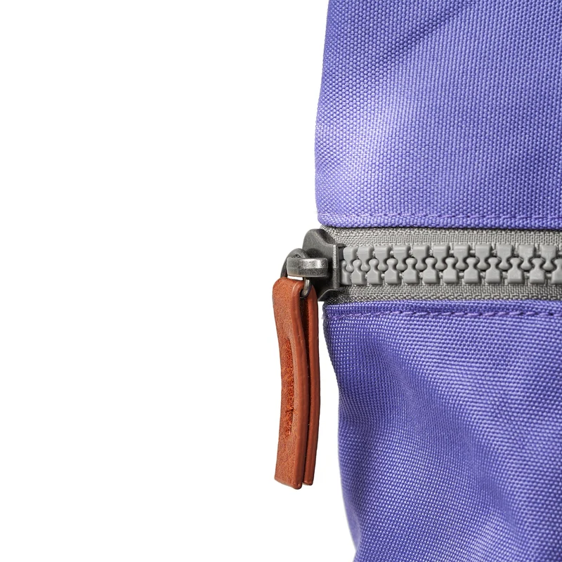 ROKA Finchley Eine kleine Tasche aus recyceltem Canvas von Peri Purple