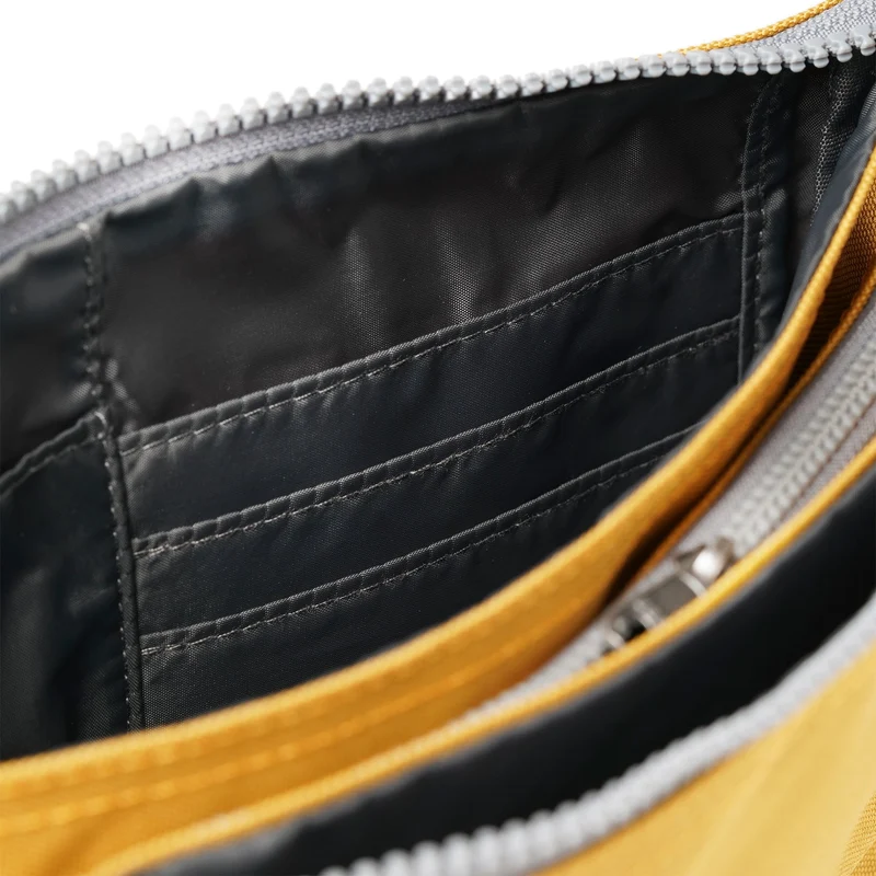ROKA Carnaby Crossbody-Tasche aus recyceltem Canvas, Größe XL