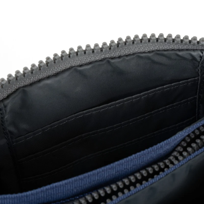 ROKA Carnaby Mittelgroße, nachhaltige Canvas-Geldbörse in gebranntem Blau