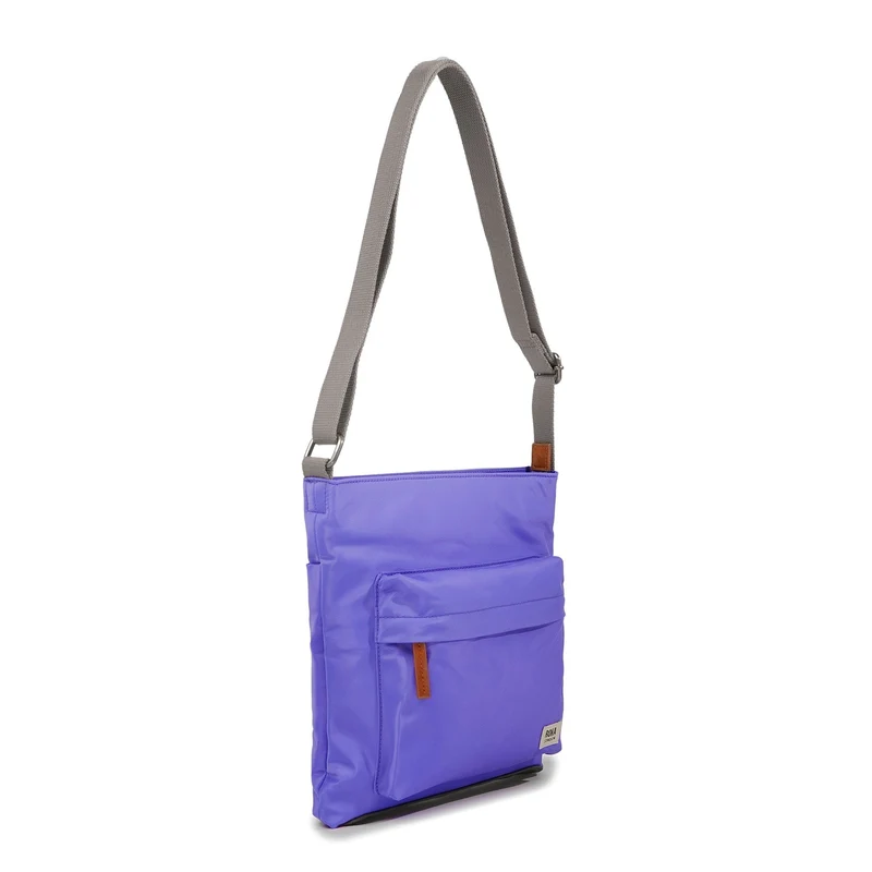 ROKA Kennington B Simple Lila Mittelgroße Tasche aus recyceltem Nylon