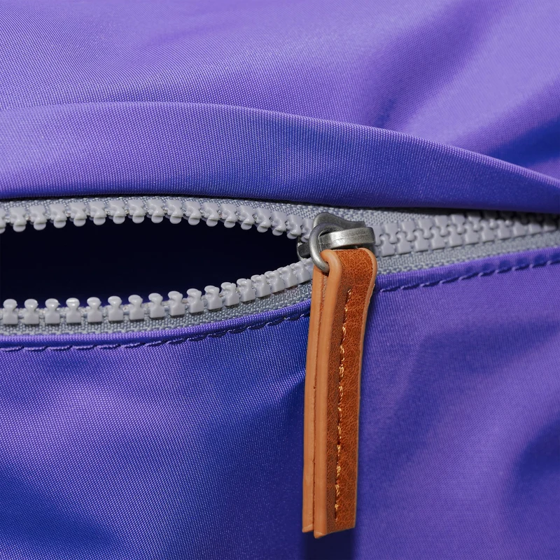 ROKA Kennington B Simple Lila Mittelgroße Tasche aus recyceltem Nylon