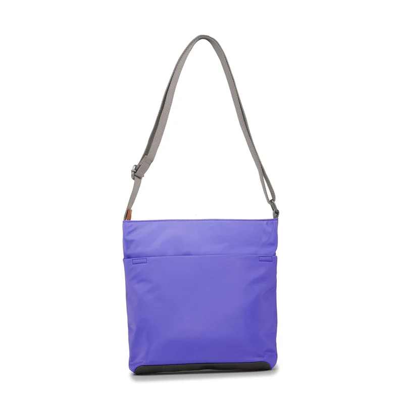 ROKA Kennington B Simple Lila Mittelgroße Tasche aus recyceltem Nylon