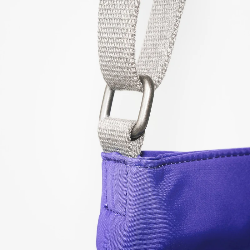 ROKA Kennington B Simple Lila Mittelgroße Tasche aus recyceltem Nylon