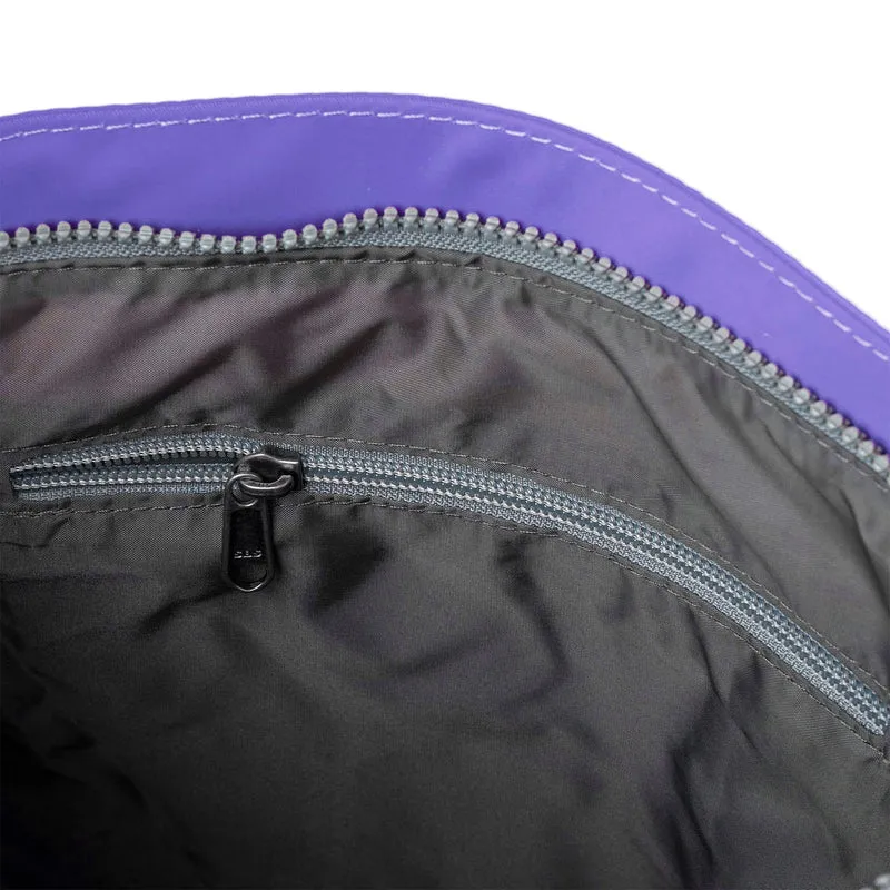 ROKA Kennington B Simple Lila Mittelgroße Tasche aus recyceltem Nylon
