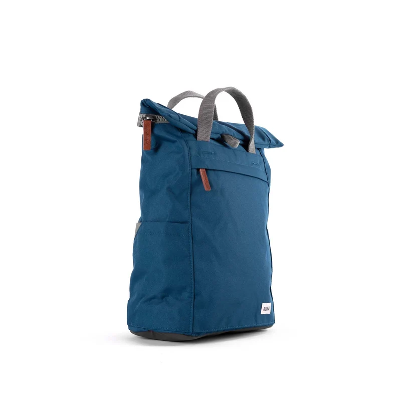 ROKA Finchley Eine mittelgroße Tasche aus recyceltem Segeltuch der Marineklasse