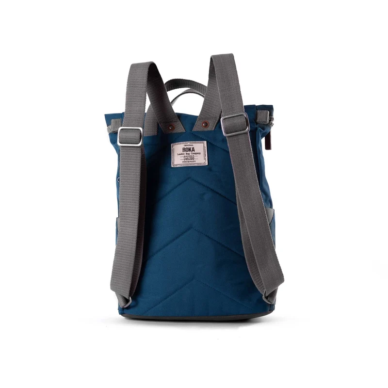 ROKA Finchley Eine mittelgroße Tasche aus recyceltem Segeltuch der Marineklasse