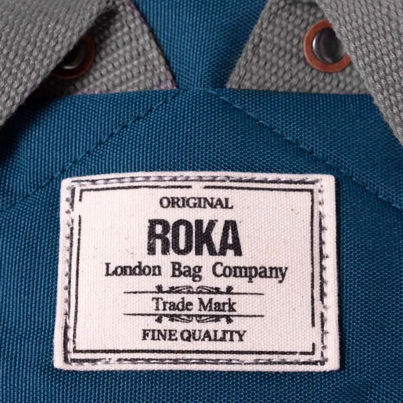 ROKA Finchley Eine mittelgroße Tasche aus recyceltem Segeltuch der Marineklasse