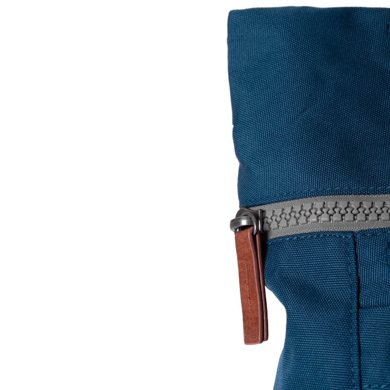 ROKA Finchley Eine mittelgroße Tasche aus recyceltem Segeltuch der Marineklasse