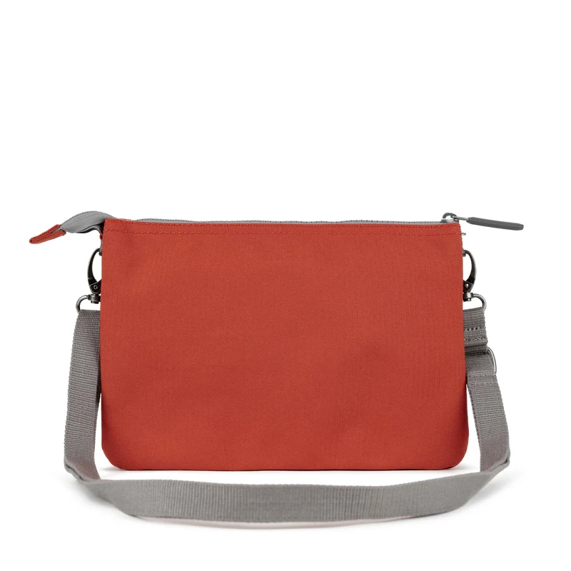 ROKA Carnaby Rooibos XL Crossbody-Tasche aus recyceltem Canvas
