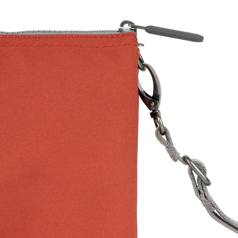 ROKA Carnaby Rooibos XL Crossbody-Tasche aus recyceltem Canvas