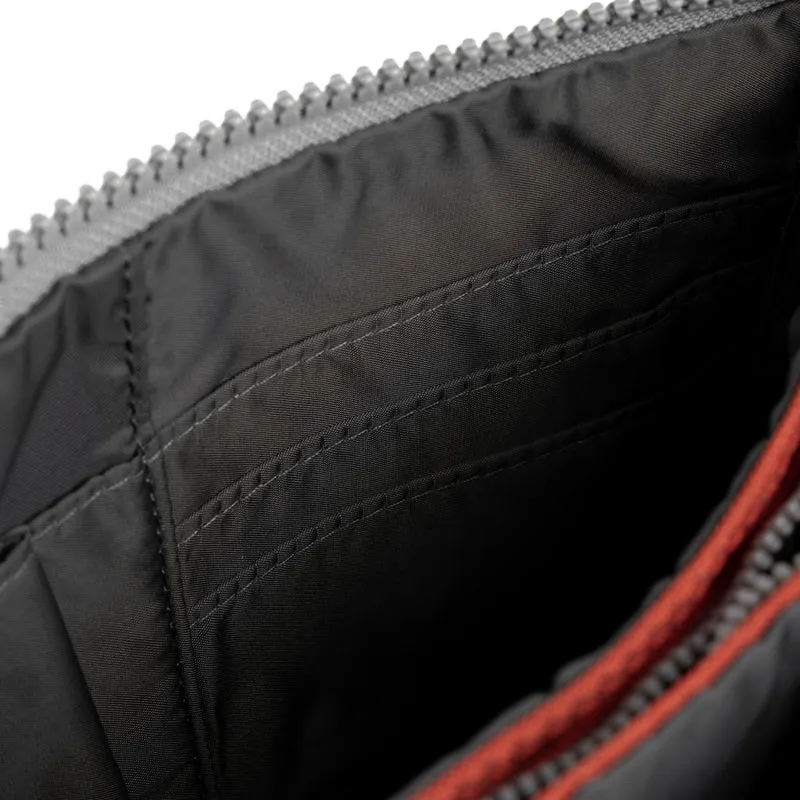 ROKA Carnaby Rooibos XL Crossbody-Tasche aus recyceltem Canvas